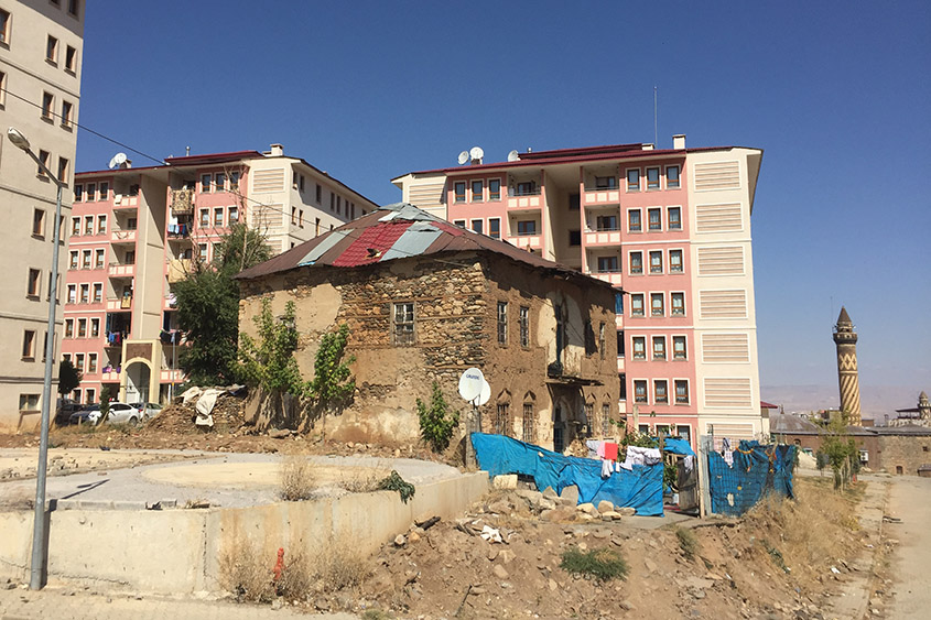 İki vekilden Muş'taki tarihi Ermeni mahallesinin yıkımına dair soru önergesi